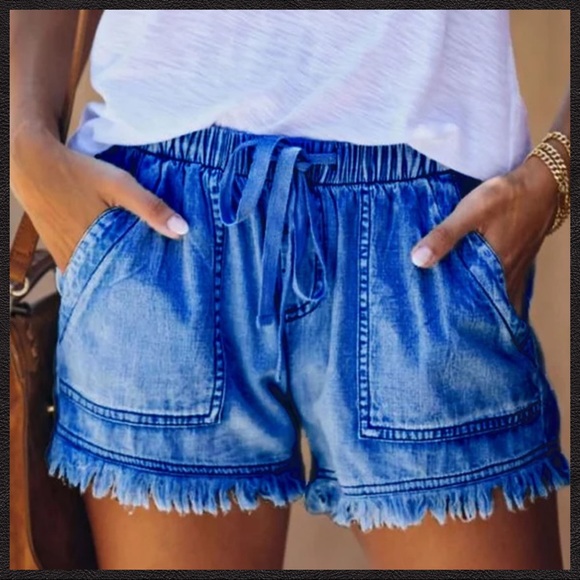 Boutique Casual Pocketed Frayed Denim Shorts - Picture 4 of 5